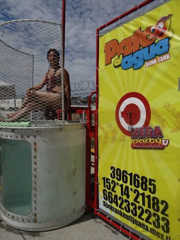 Dunk Tank: ¡Edecan al agua!